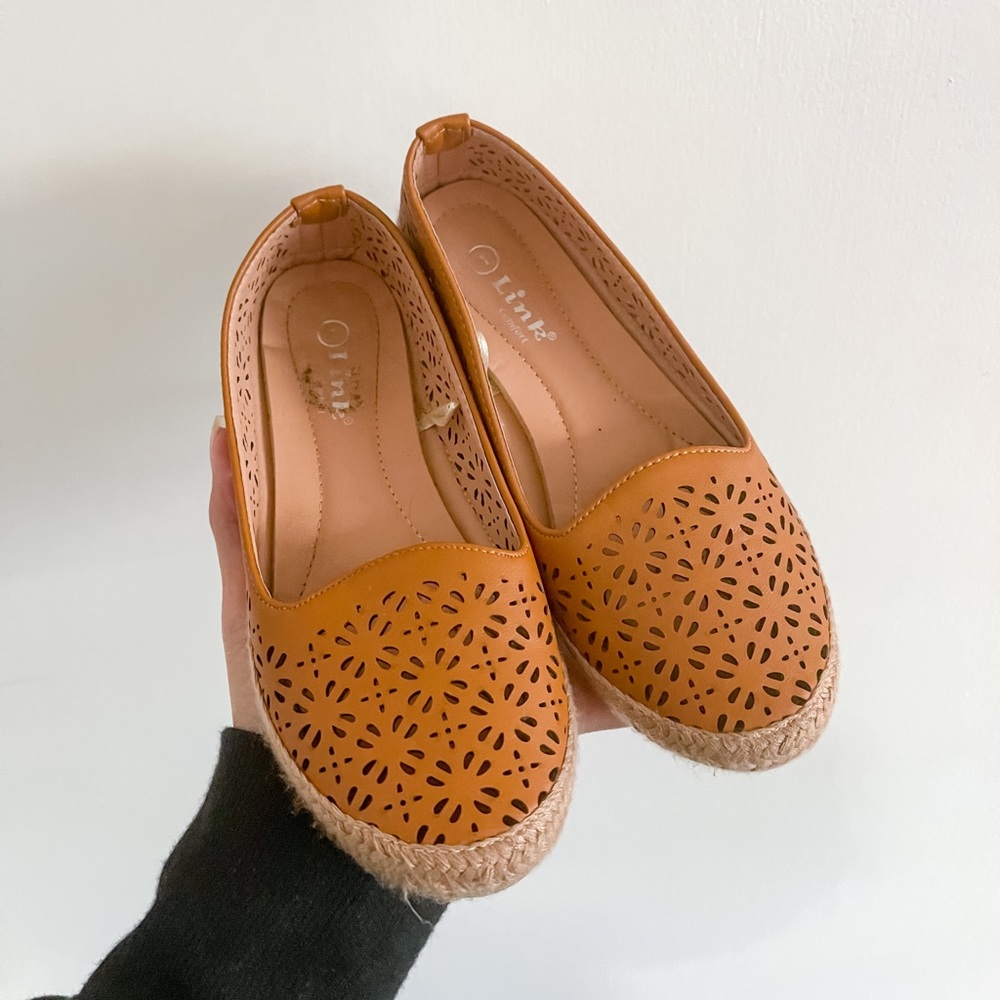 Kids tan ballet flats